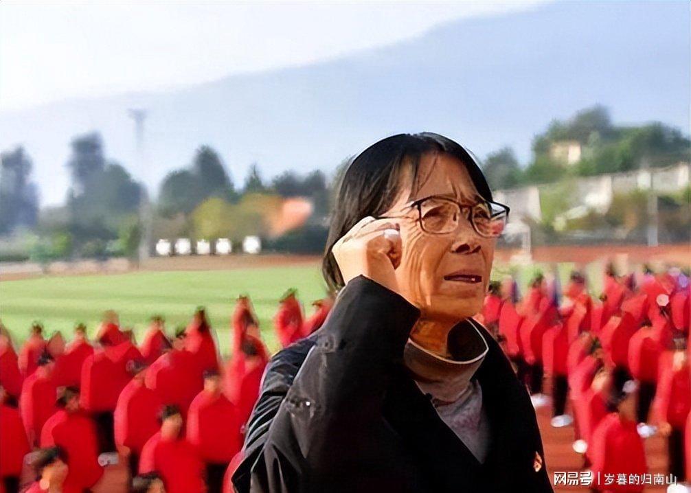 人民日报发文,揭张桂梅真实现状,卸任华坪女高校长传闻早有真相