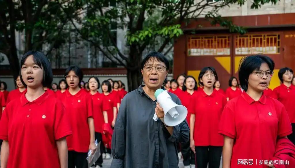 人民日报发文,揭张桂梅真实现状,卸任华坪女高校长传闻早有真相